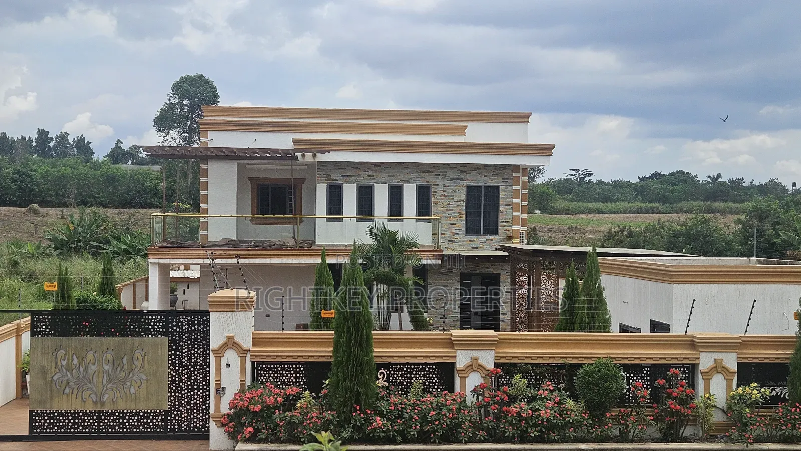 5bdrm Townhouse/Terrace in Hilltop Estate, Kumasi Metropolitan for sale