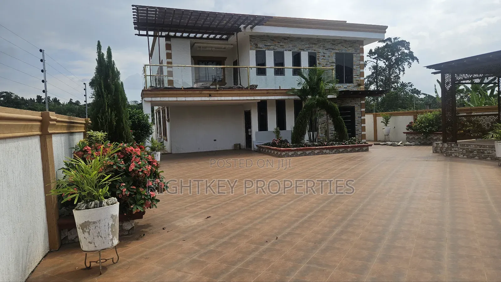 5bdrm Townhouse/Terrace in Hilltop Estate, Kumasi Metropolitan for sale