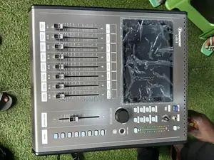 Mackie L-20.8 16 Channels Digital Mixing Console