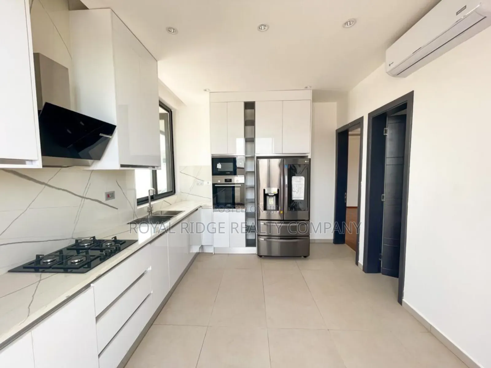 3bdrm Townhouse/Terrace in East Airport Close, Accra Metropolitan