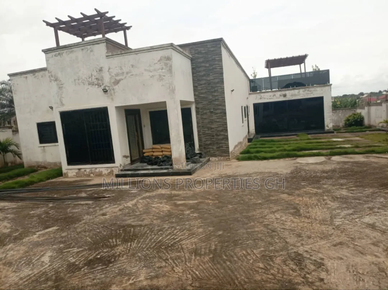 5bdrm House in Millions Properties, Kumasi Metropolitan for sale