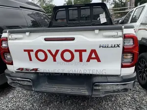 Toyota Hilux 2023 White