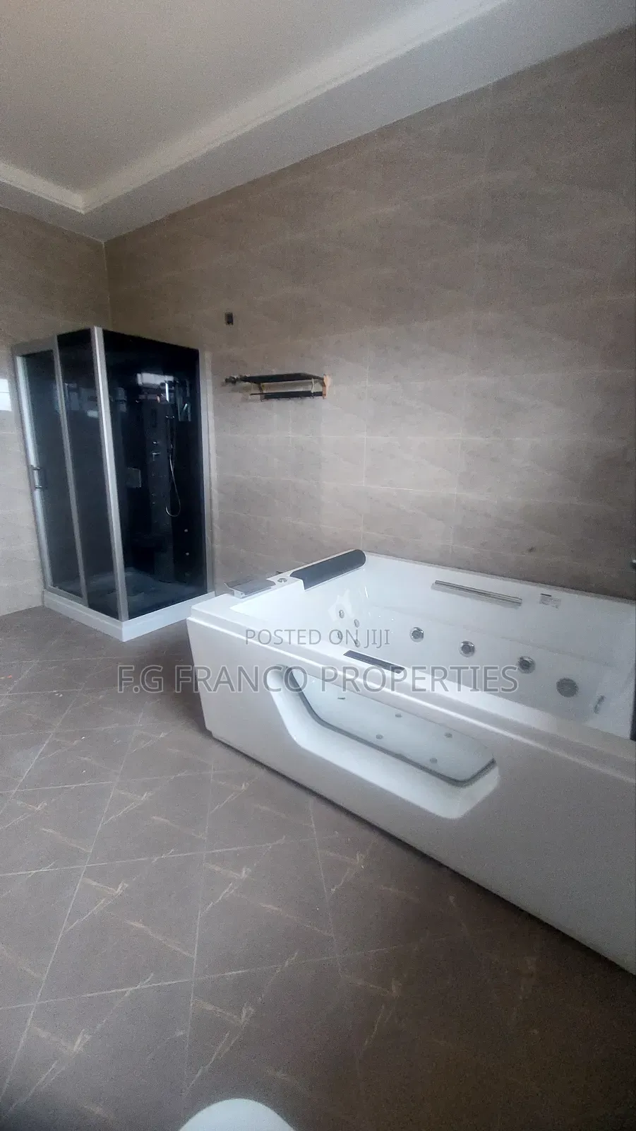 4bdrm House in Kg. Franco, Spintex for sale