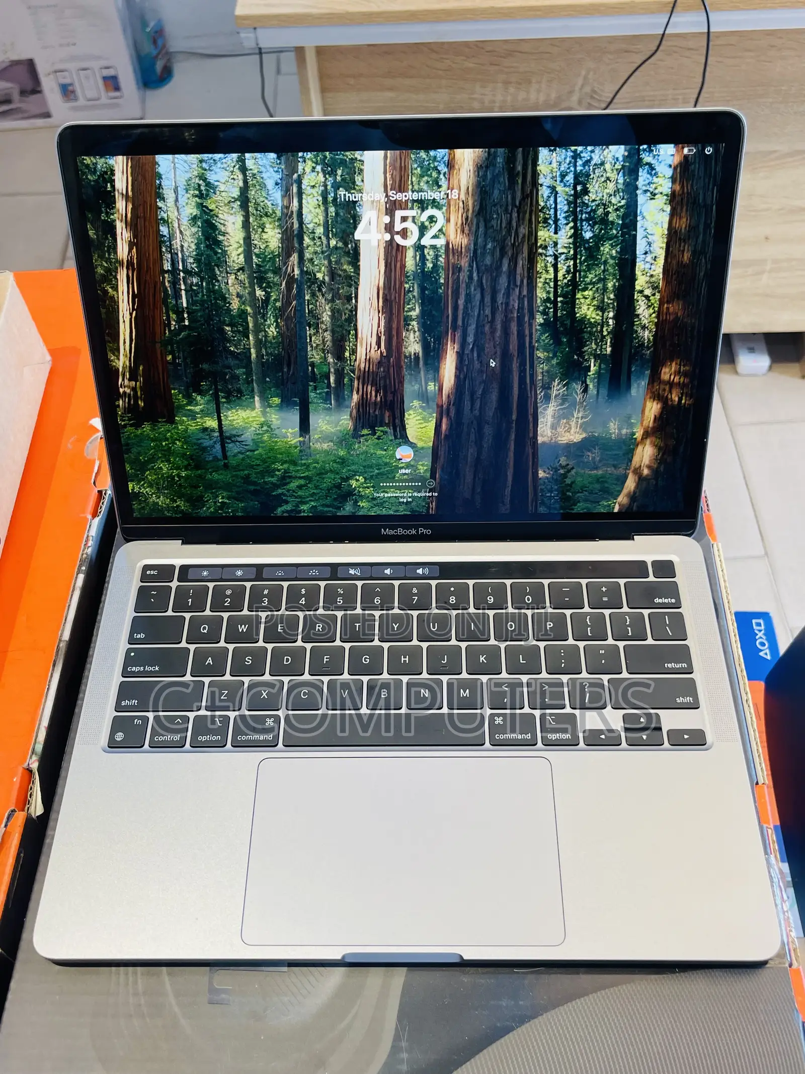 Laptop Apple MacBook Pro 2022 M2 8GB Apple M2 SSD 512GB