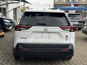 Toyota RAV4 XLE AWD 2023 White