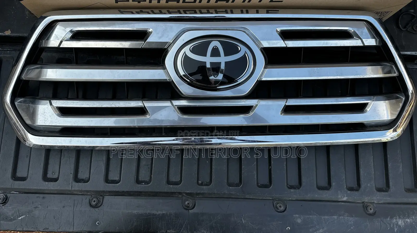 Toyota Tacoma 16-19 Silver Inner Front Grille With Toyota Crown