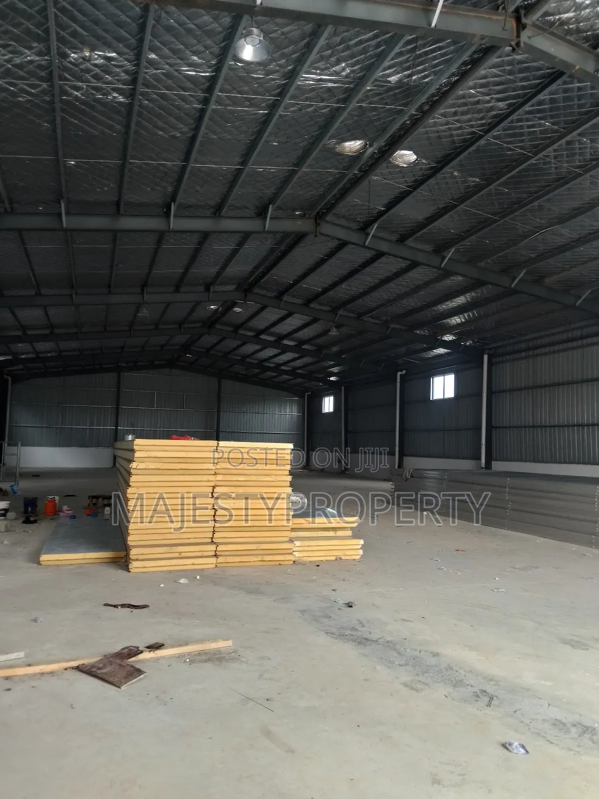 SQM 1000 Warehouse for Rent at Spintex