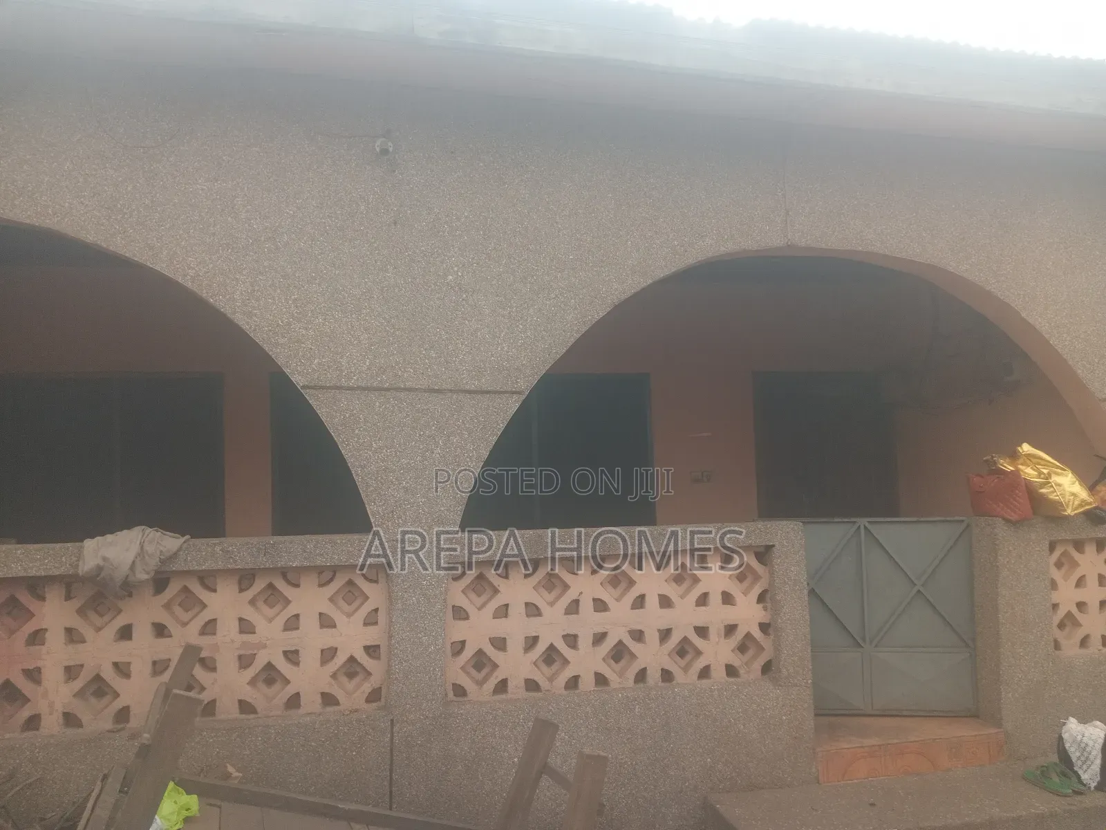 4bdrm Bungalow in Arepa Homes, Madina for rent