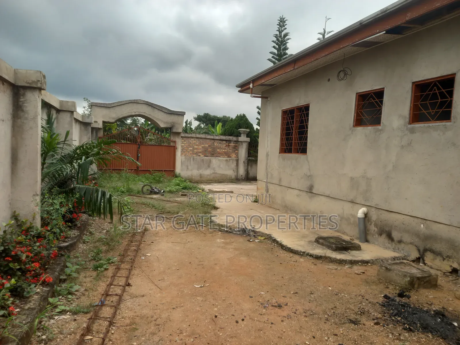 9bdrm House in Adesina, Kenyasi, Kumasi Metropolitan for sale