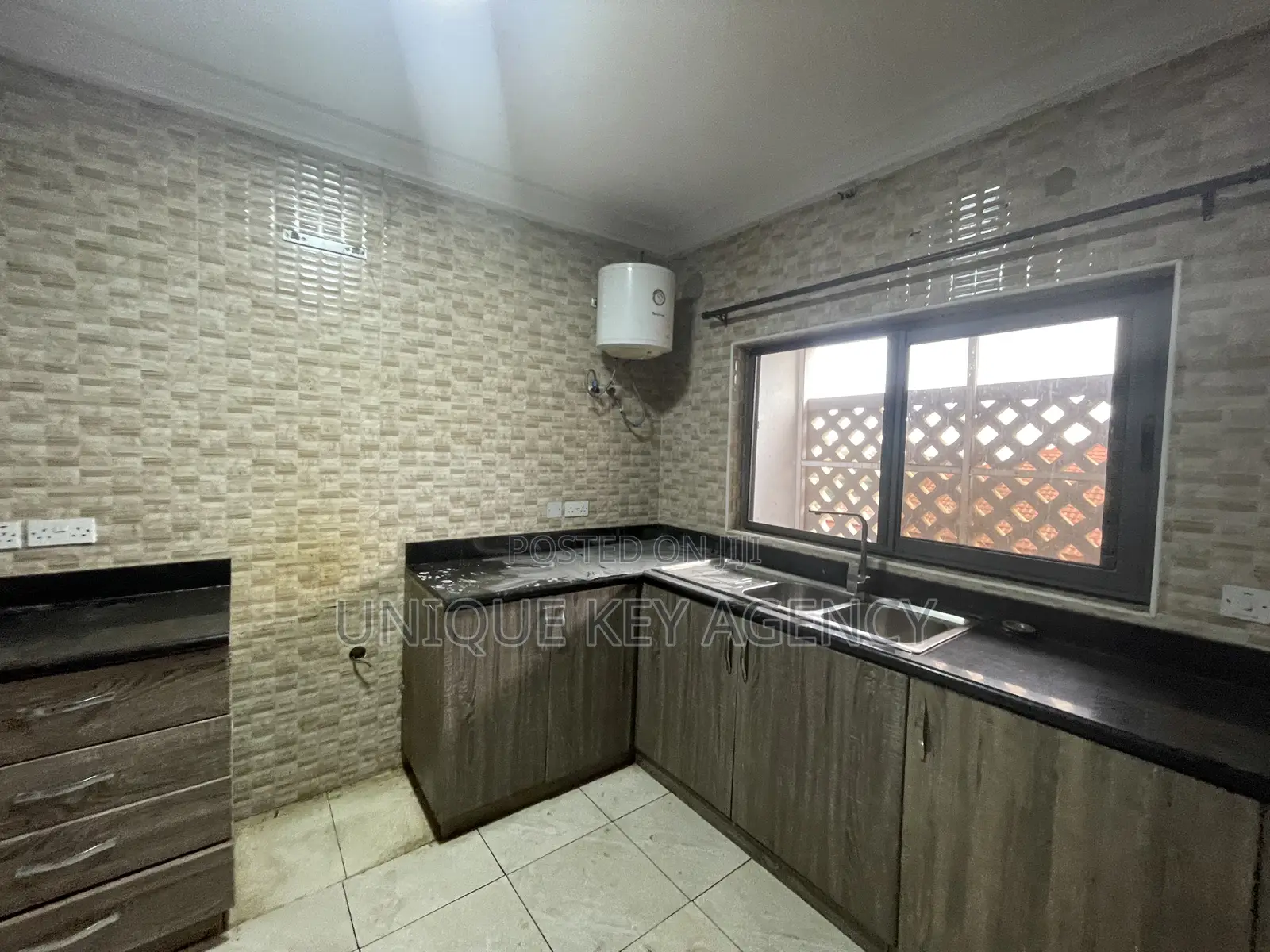 3bdrm Apartment in Unique Key Agency, Airport Residential Area for rent