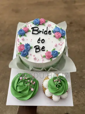 Bento Cake With 2 Cupcakes