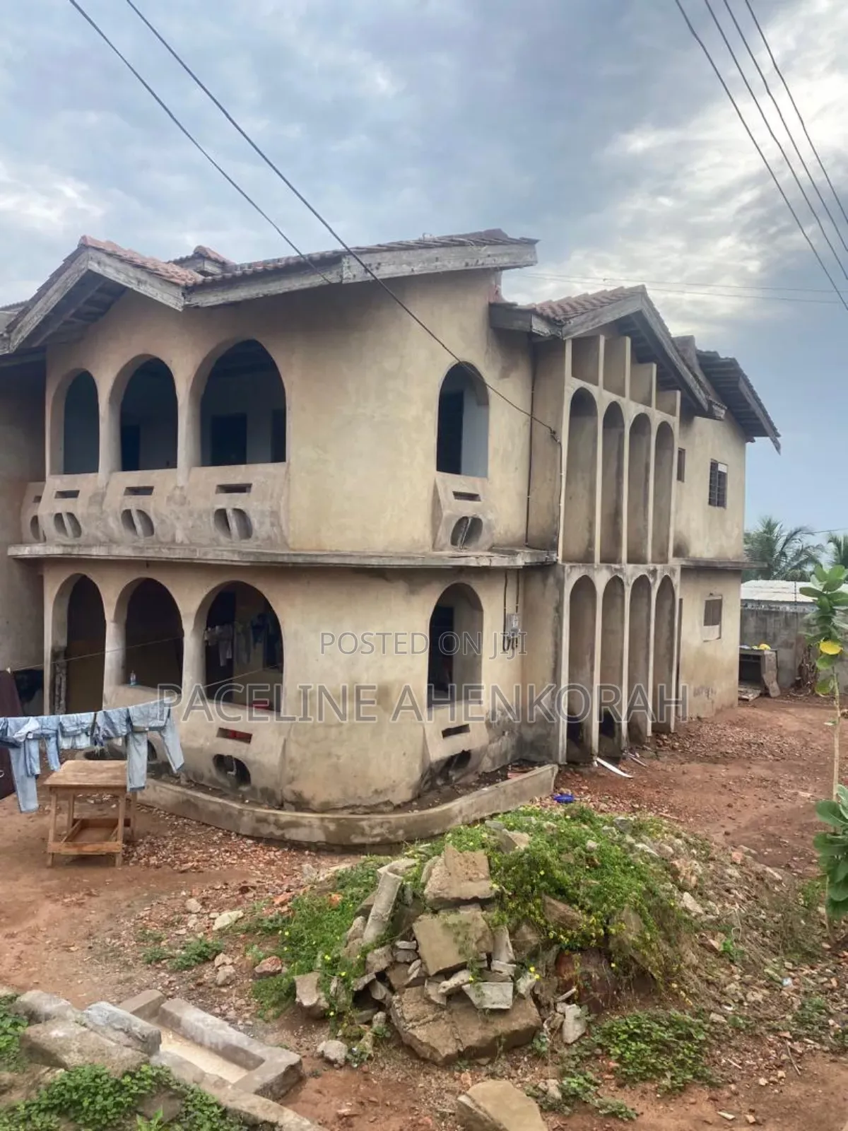 8bdrm Apartment in Aplaku, Ga South Municipal for sale