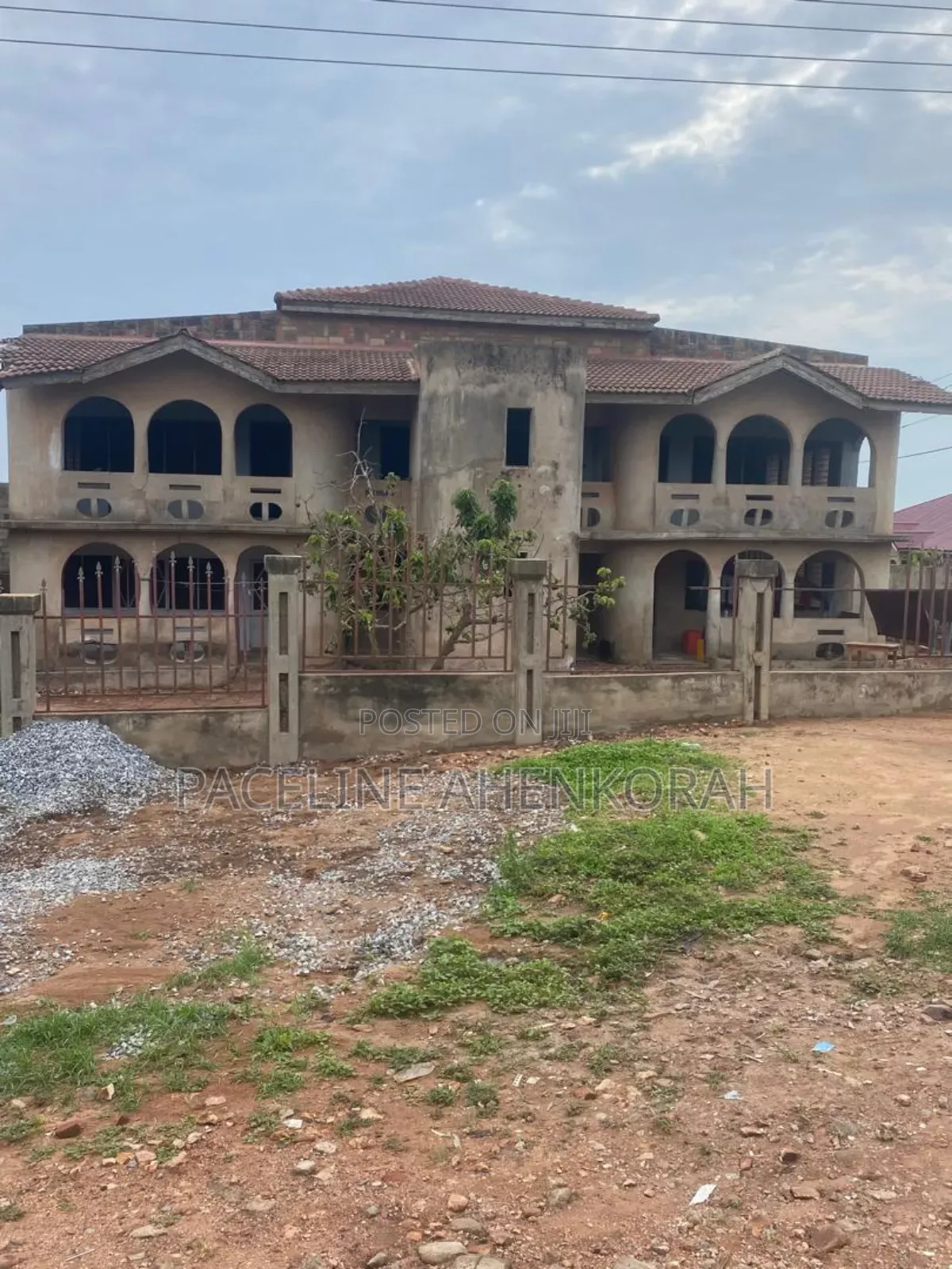 8bdrm Apartment in Aplaku, Ga South Municipal for sale