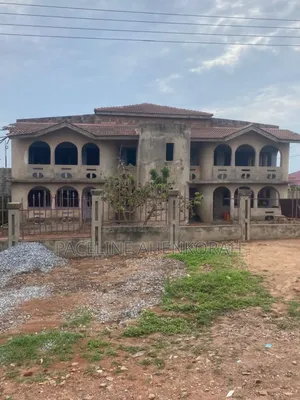 8bdrm Apartment in Aplaku, Ga South Municipal for sale