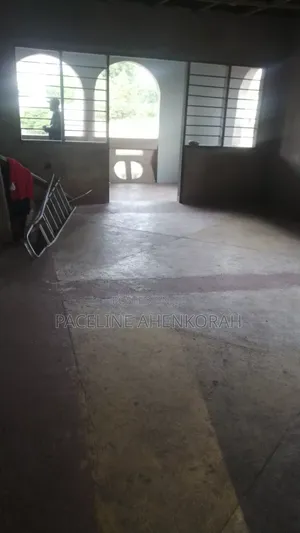 8bdrm Apartment in Aplaku, Ga South Municipal for sale
