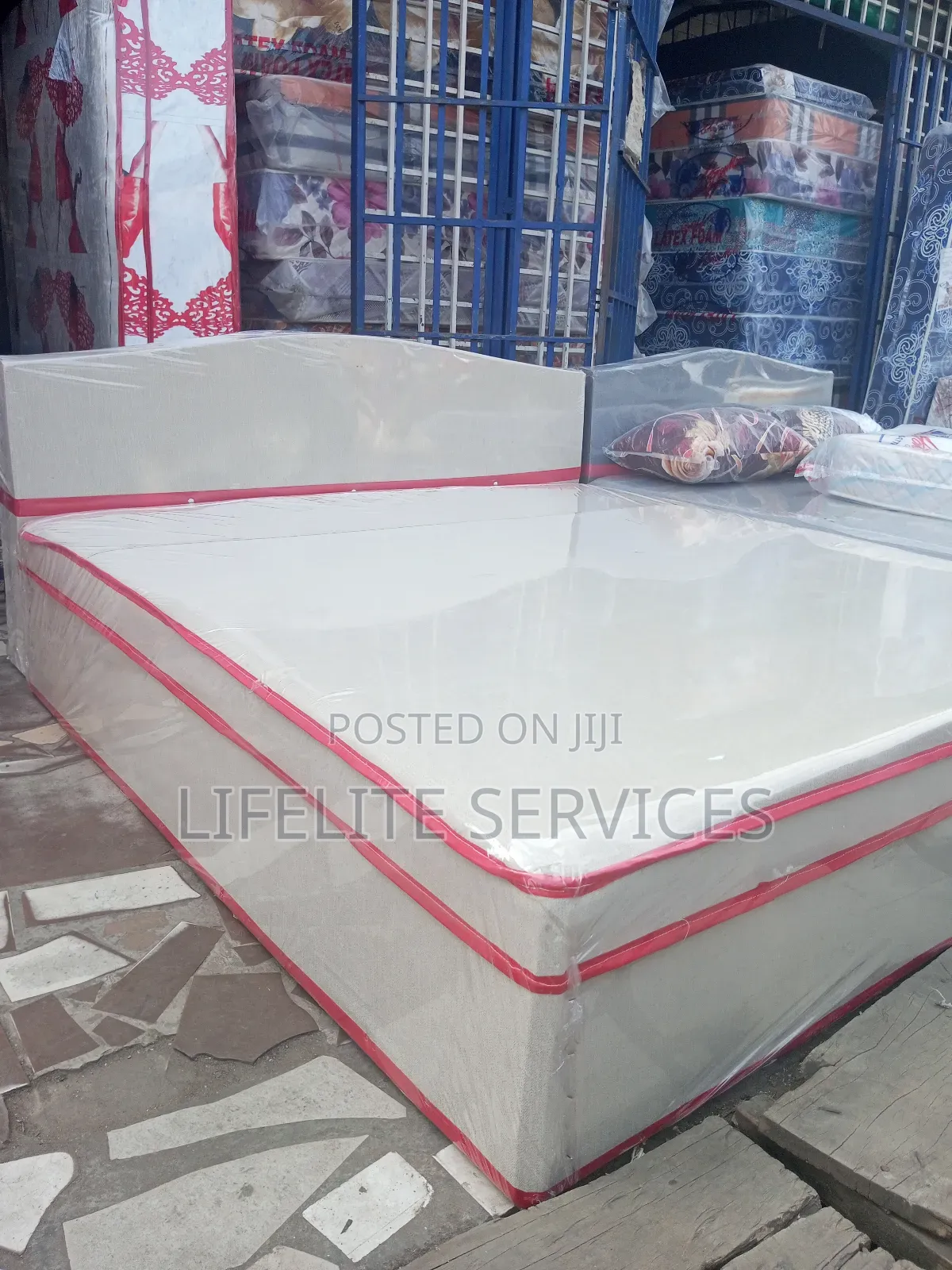 Inbuilt Foam Bed + Head Stands-Queens Size