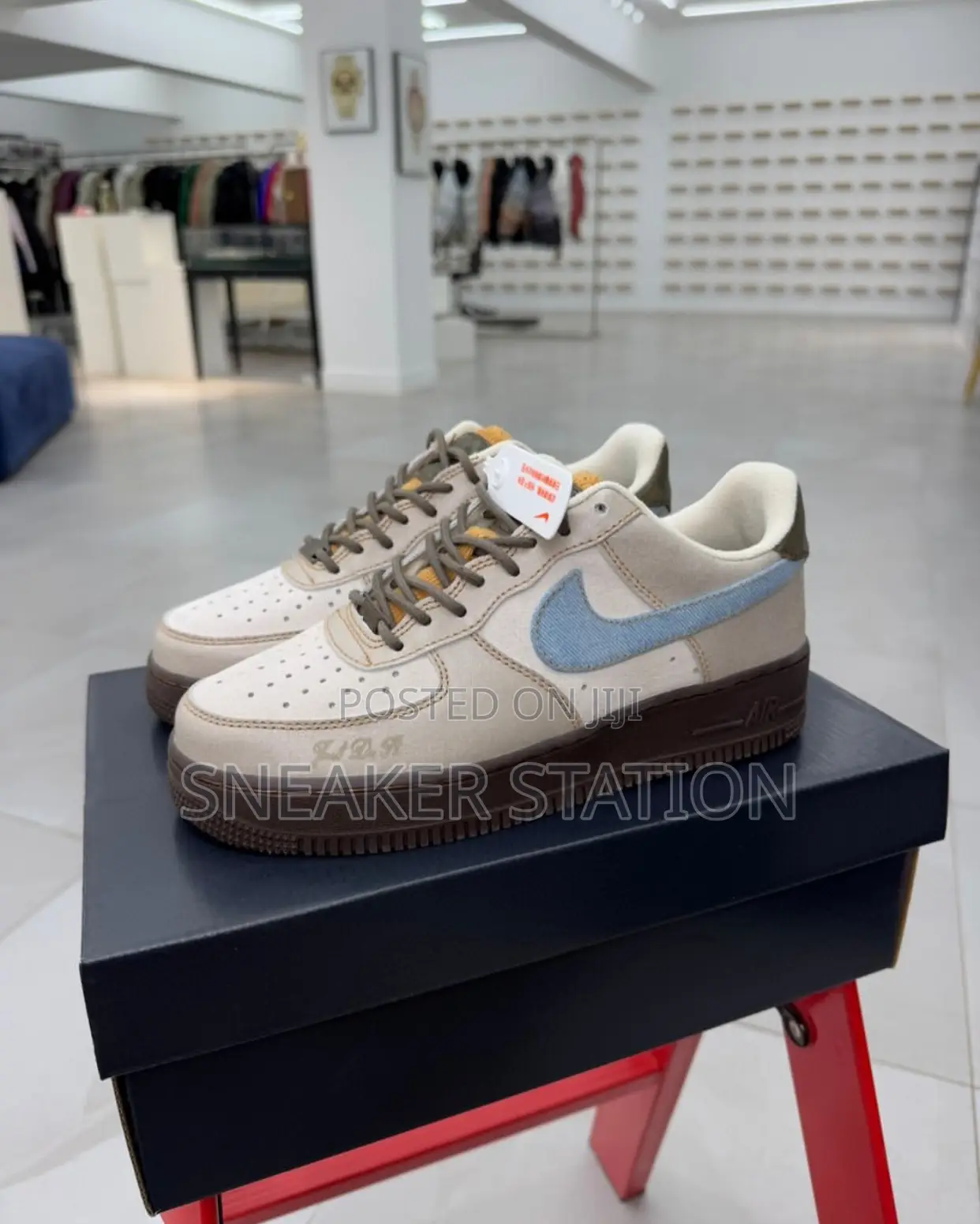 Nike Air Force 1 Peace & Love