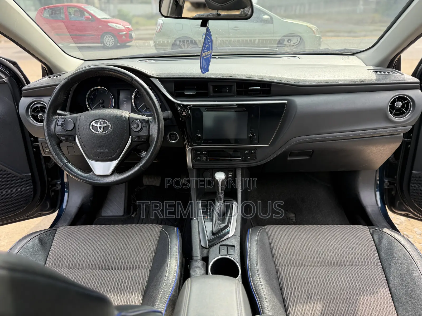 Toyota Corolla XLE (1.8L 4cyl 2A) 2018 Black