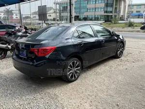 Toyota Corolla XLE (1.8L 4cyl 2A) 2018 Black