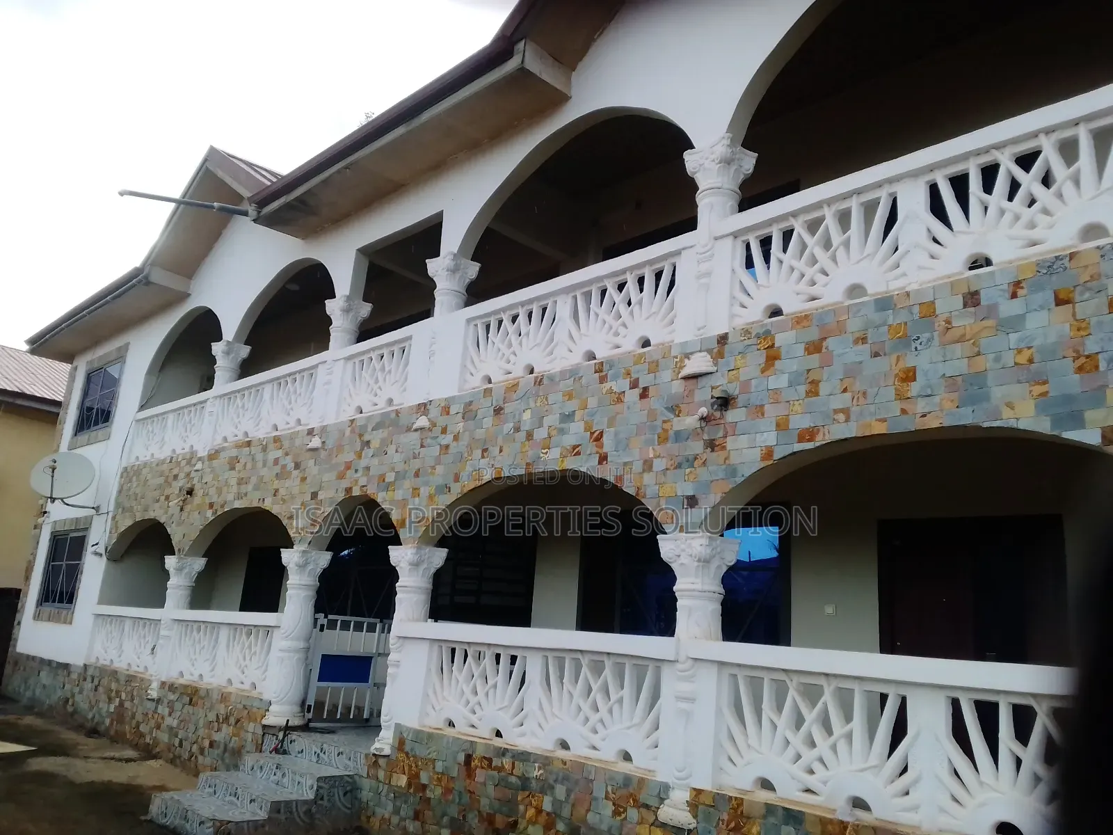 8bdrm Block of Flats in Isaac Properties, Takoradi for sale