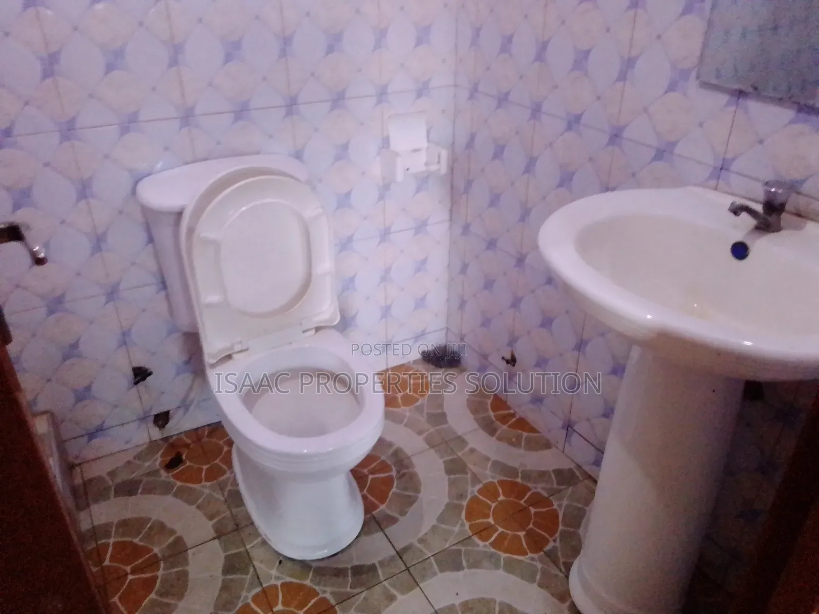 8bdrm Block of Flats in Isaac Properties, Takoradi for sale