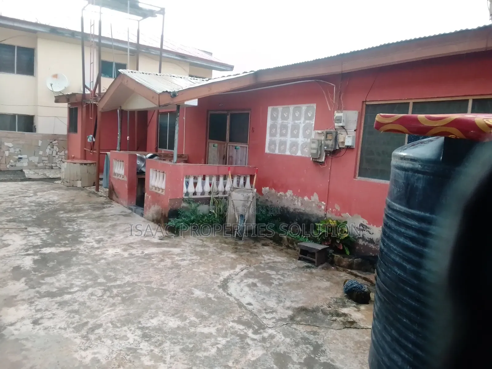 8bdrm Block of Flats in Isaac Properties, Takoradi for sale
