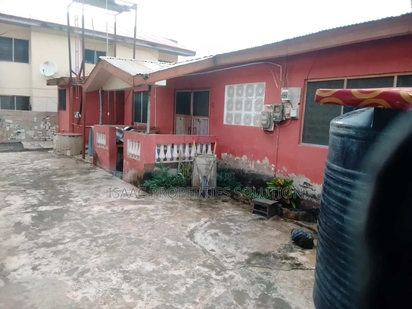 8bdrm Block of Flats in Isaac Properties, Takoradi for sale