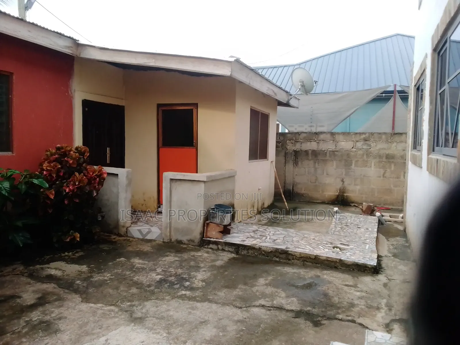 8bdrm Block of Flats in Isaac Properties, Takoradi for sale