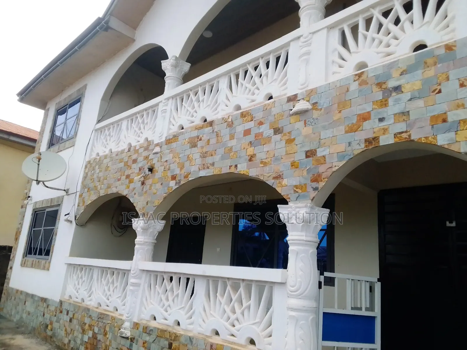 8bdrm Block of Flats in Isaac Properties, Takoradi for sale