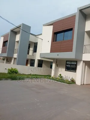 6bdrm Duplex in West Hill Axis, Awutu Senya East Municipal for sale