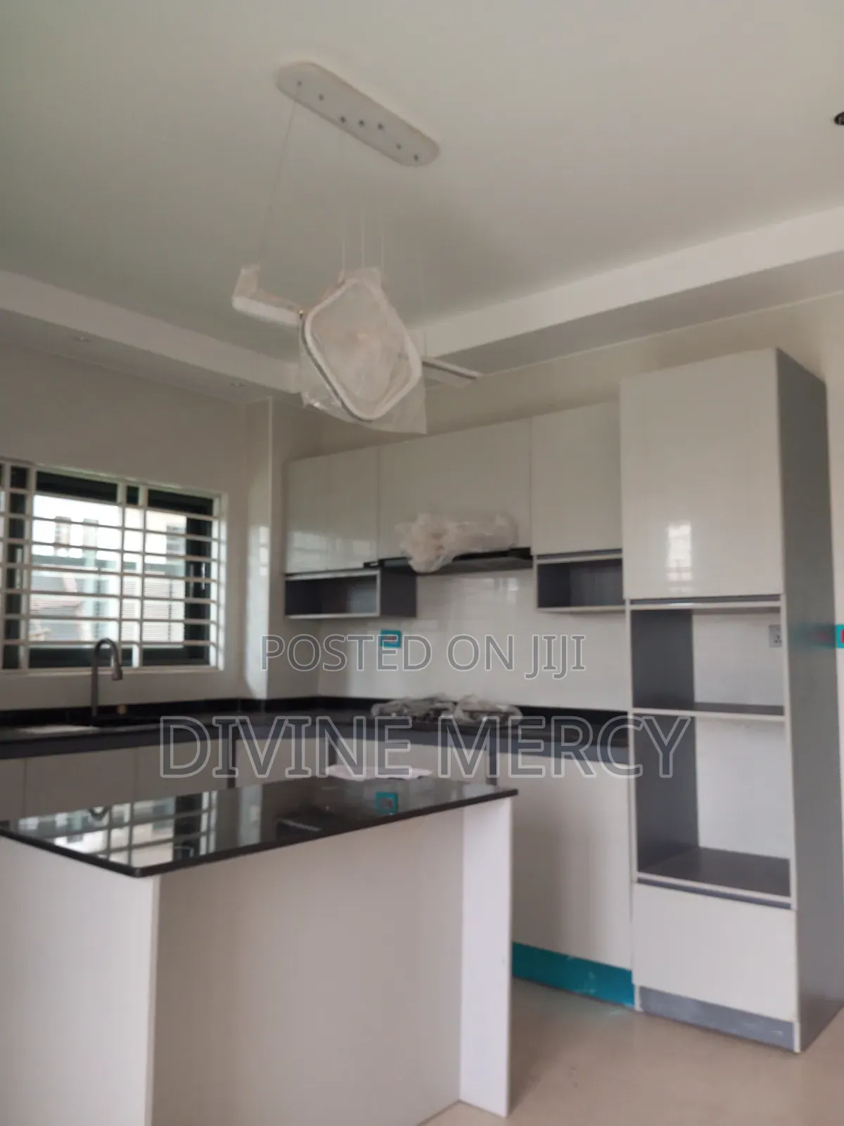 6bdrm Duplex in West Hill Axis, Awutu Senya East Municipal for sale