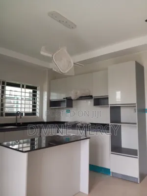 6bdrm Duplex in West Hill Axis, Awutu Senya East Municipal for sale