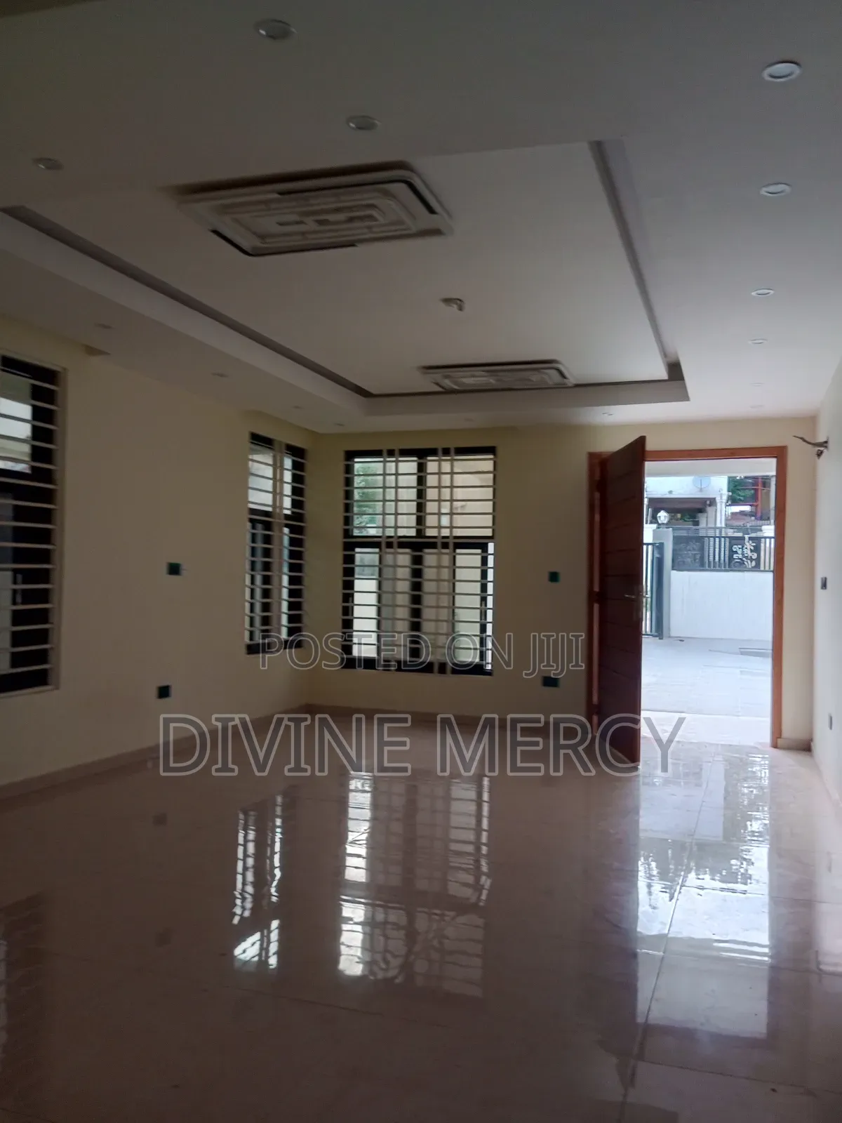 6bdrm Duplex in West Hill Axis, Awutu Senya East Municipal for sale