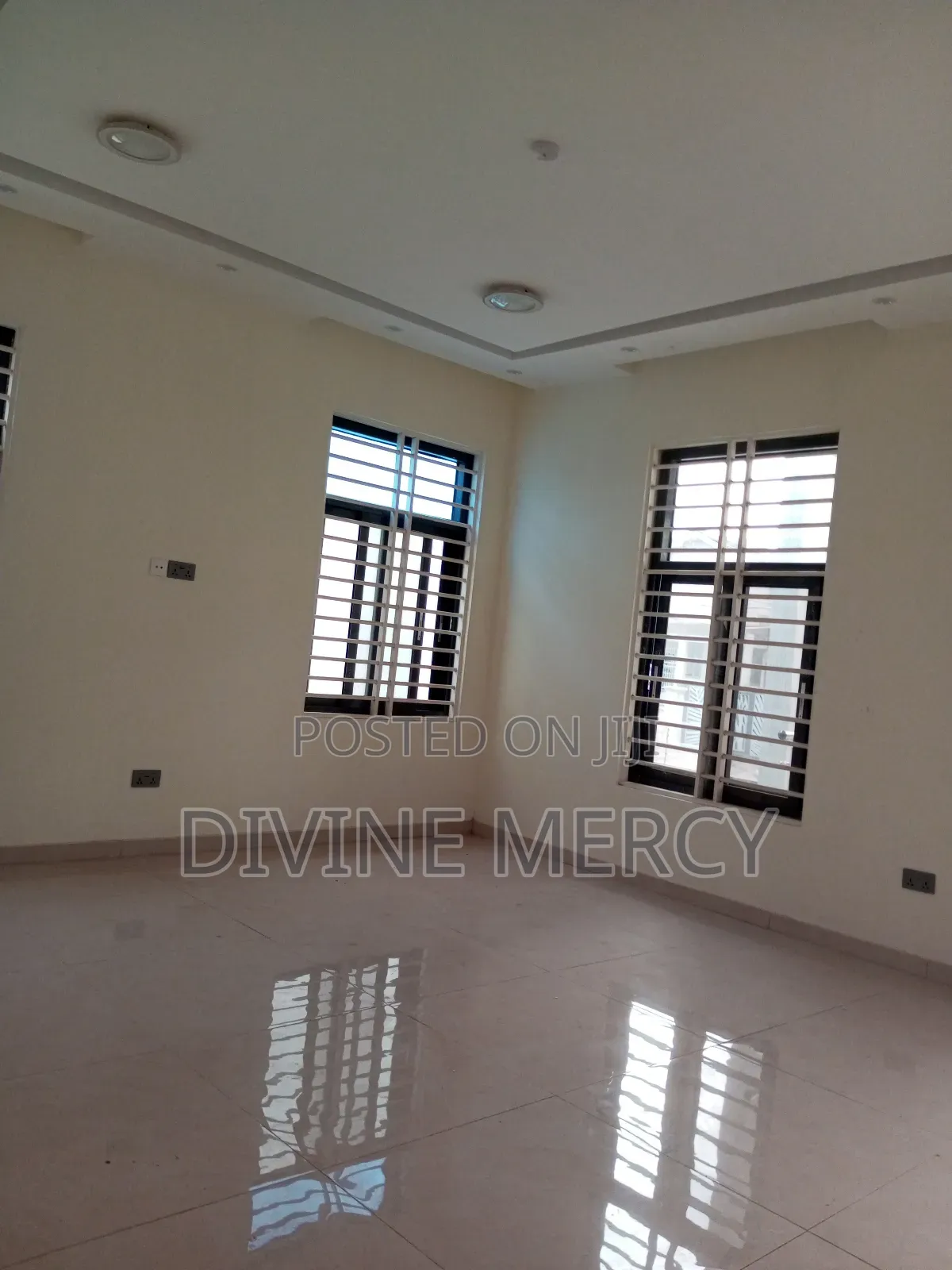 6bdrm Duplex in West Hill Axis, Awutu Senya East Municipal for sale