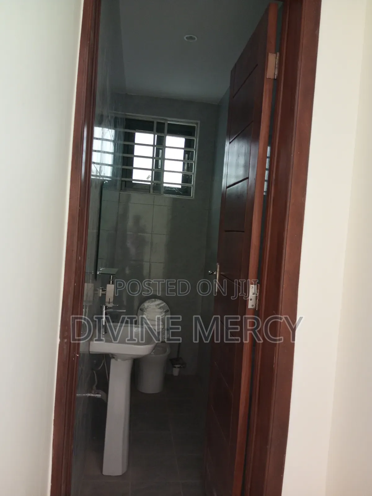 6bdrm Duplex in West Hill Axis, Awutu Senya East Municipal for sale