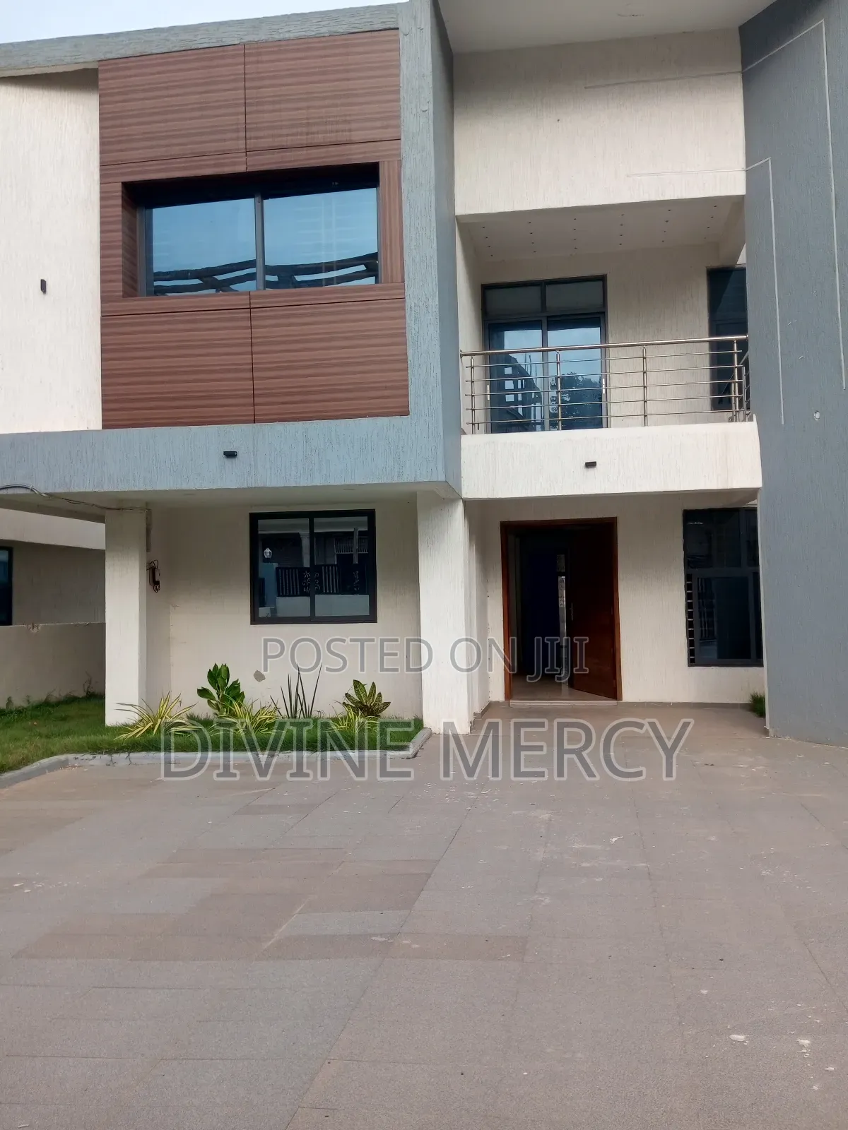 6bdrm Duplex in West Hill Axis, Awutu Senya East Municipal for sale