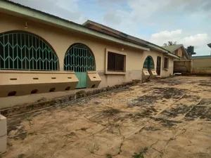 6bdrm House in 6 Bedrooms House For, Kumasi Metropolitan for sale