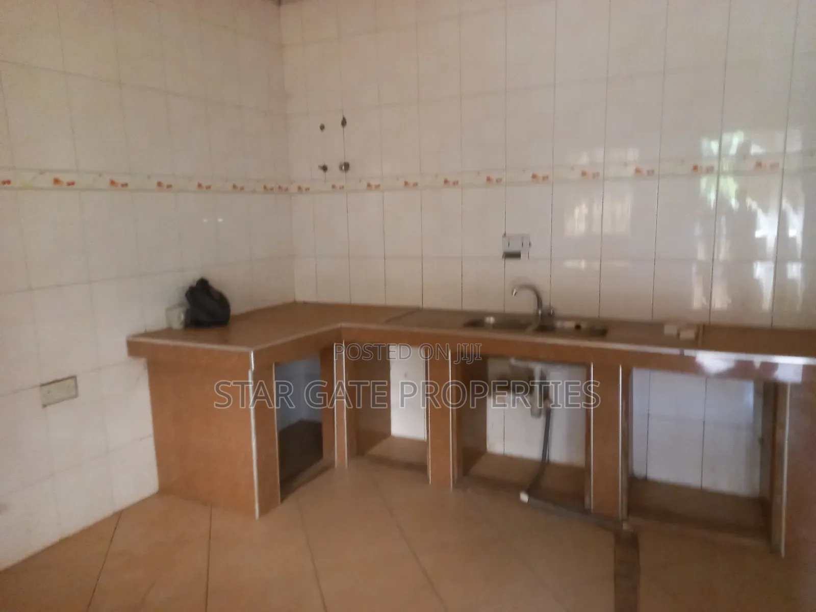 6bdrm House in 6 Bedrooms House For, Kumasi Metropolitan for sale