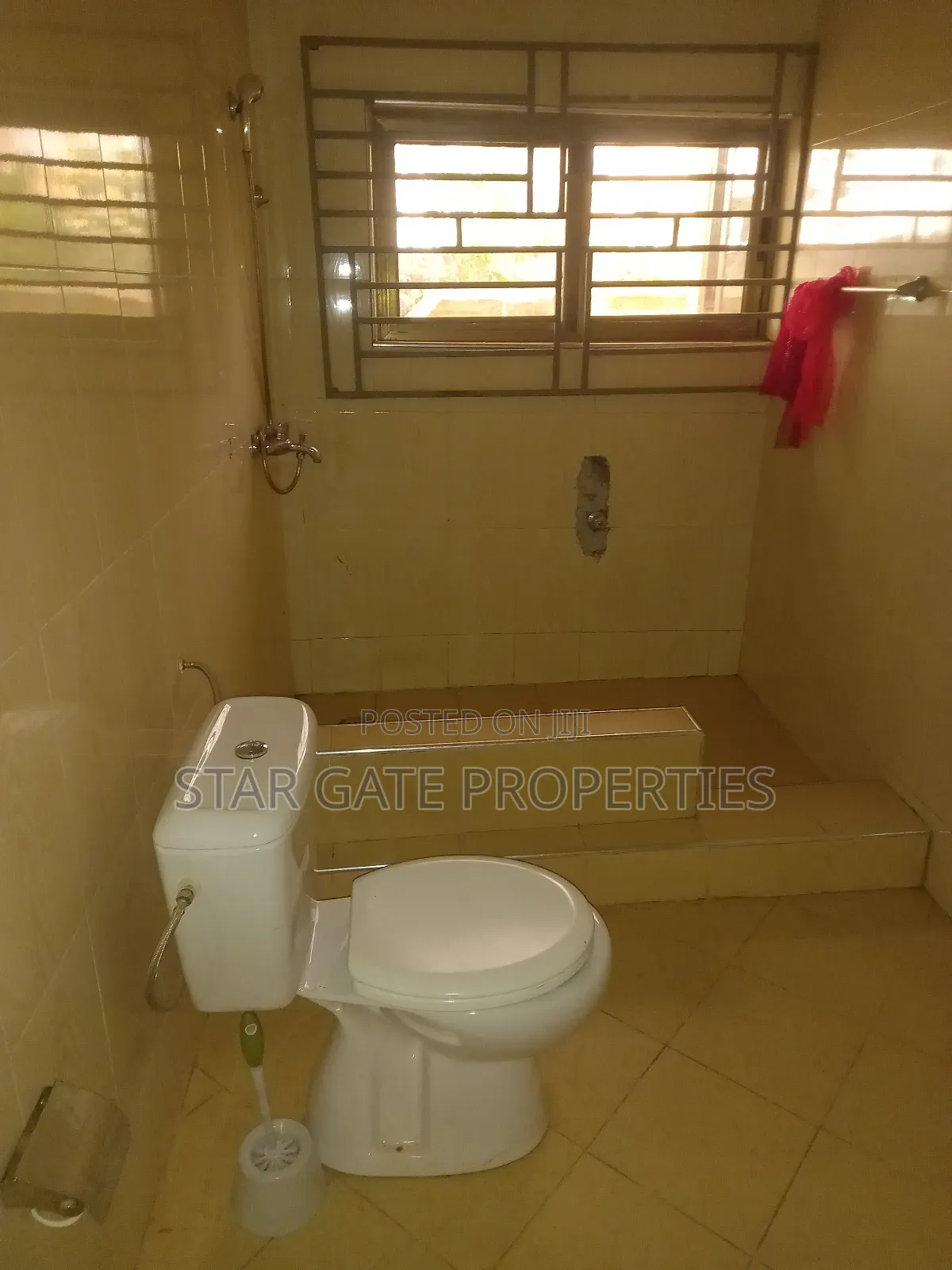 6bdrm House in 6 Bedrooms House For, Kumasi Metropolitan for sale
