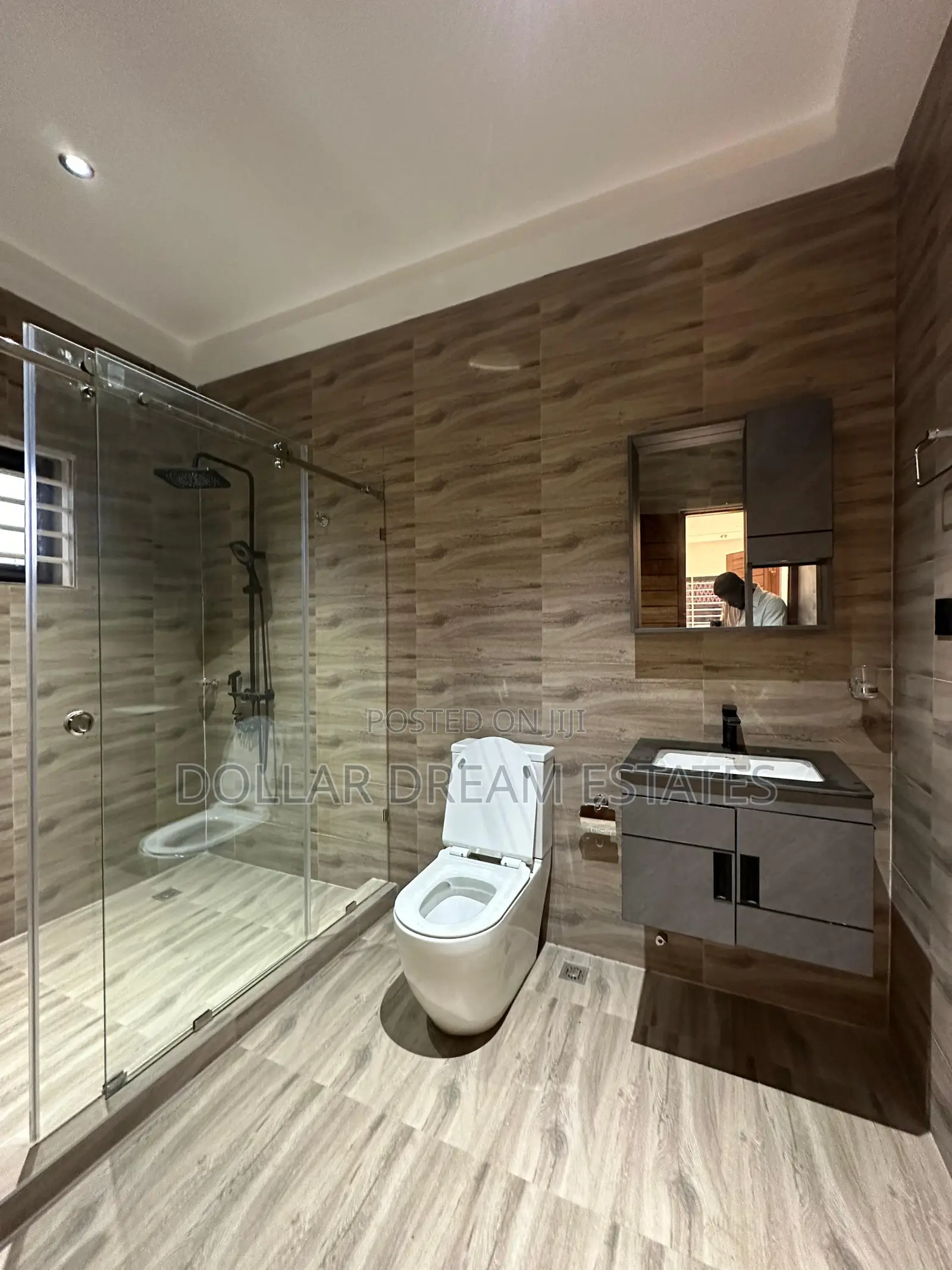 4bdrm House in Lake Side Estate for sale