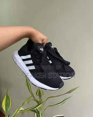 Adidas Swift Black/White