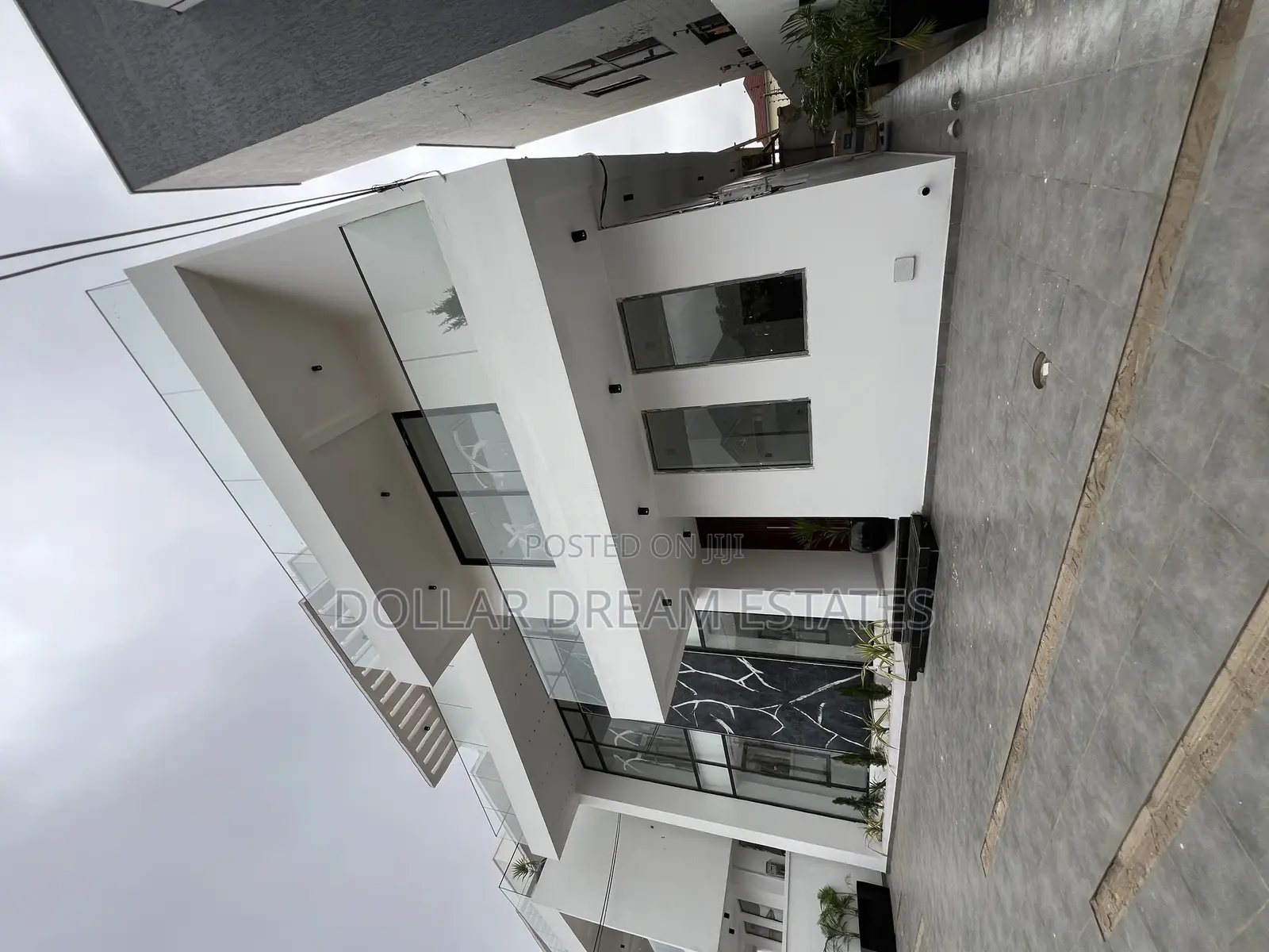 5bdrm House in Madina for sale