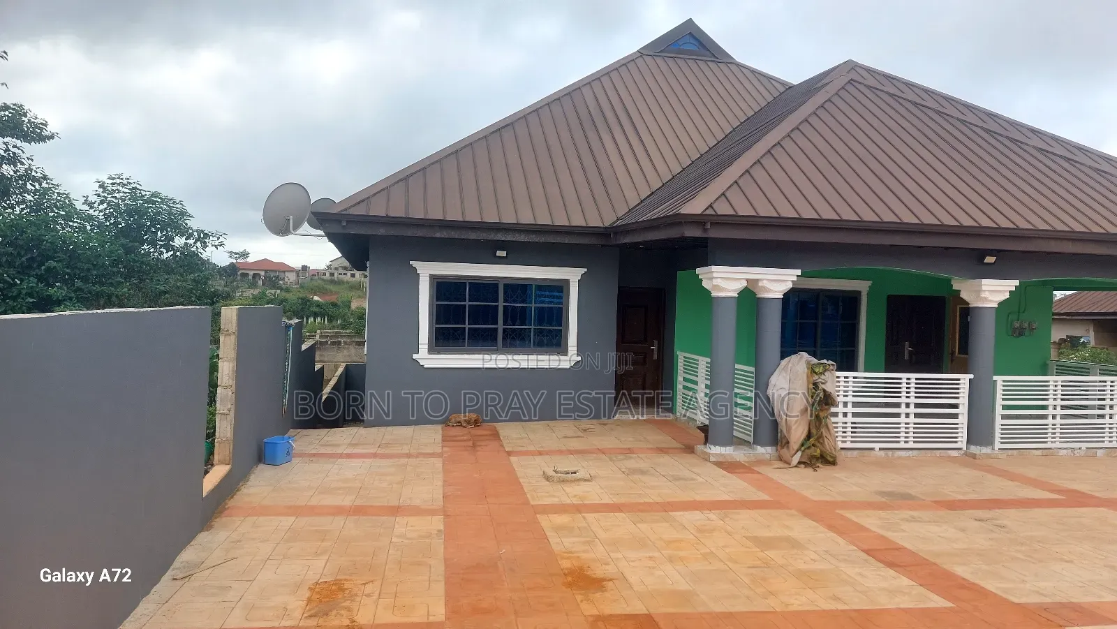 11bdrm House in Born To Pray Estate, Ejisu-Juaben Municipal for sale