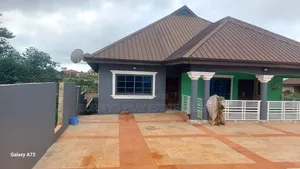 11bdrm House in Born To Pray Estate, Ejisu-Juaben Municipal for sale