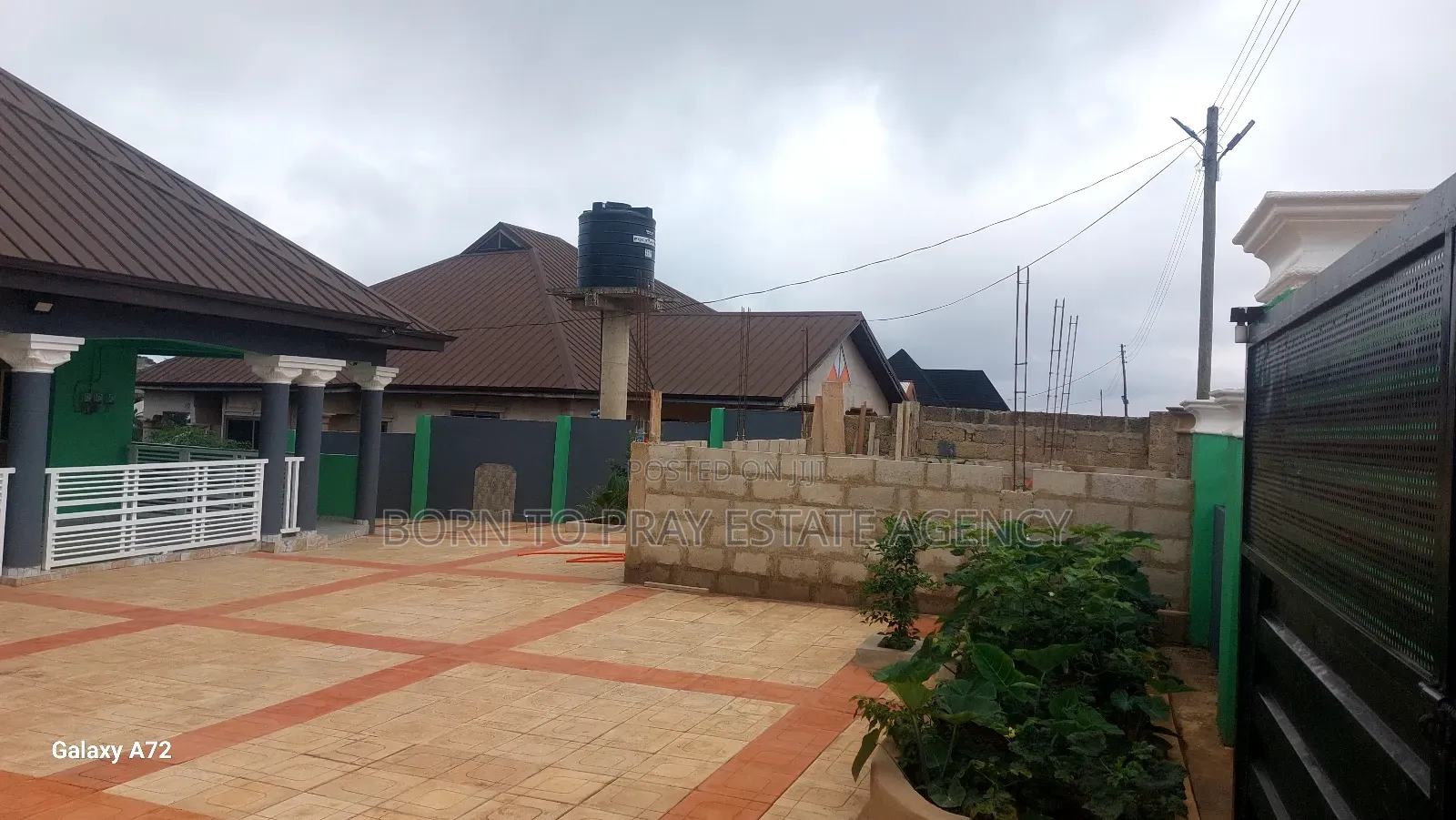 11bdrm House in Born To Pray Estate, Ejisu-Juaben Municipal for sale