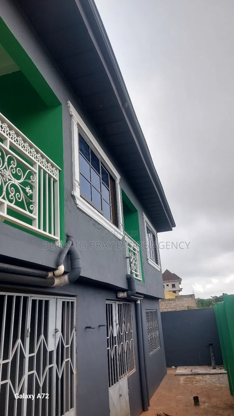 11bdrm House in Born To Pray Estate, Ejisu-Juaben Municipal for sale