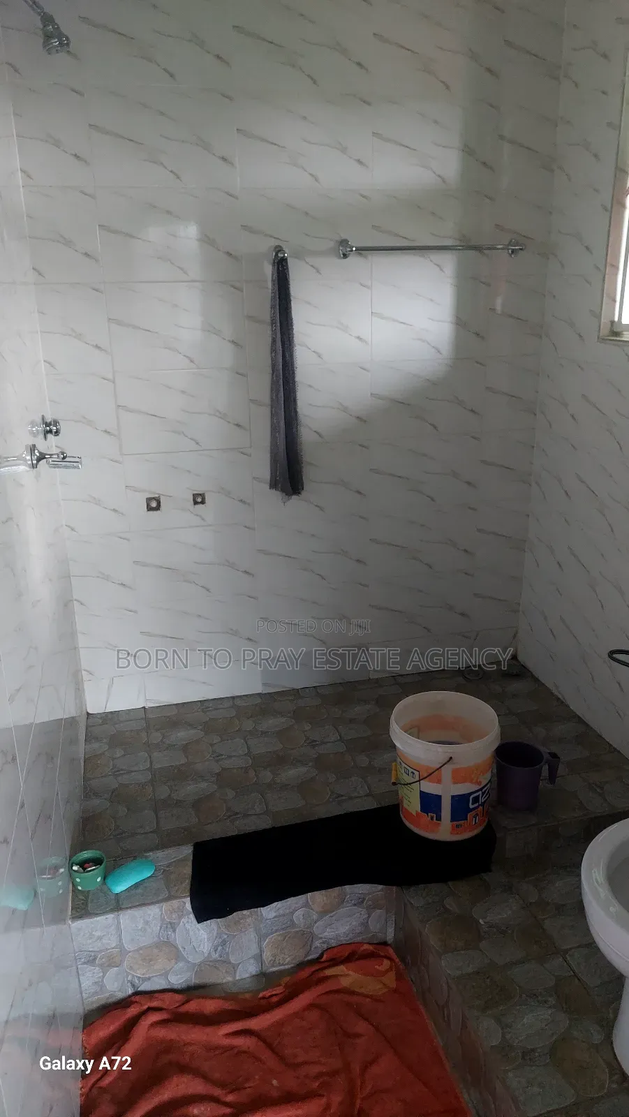 11bdrm House in Born To Pray Estate, Ejisu-Juaben Municipal for sale