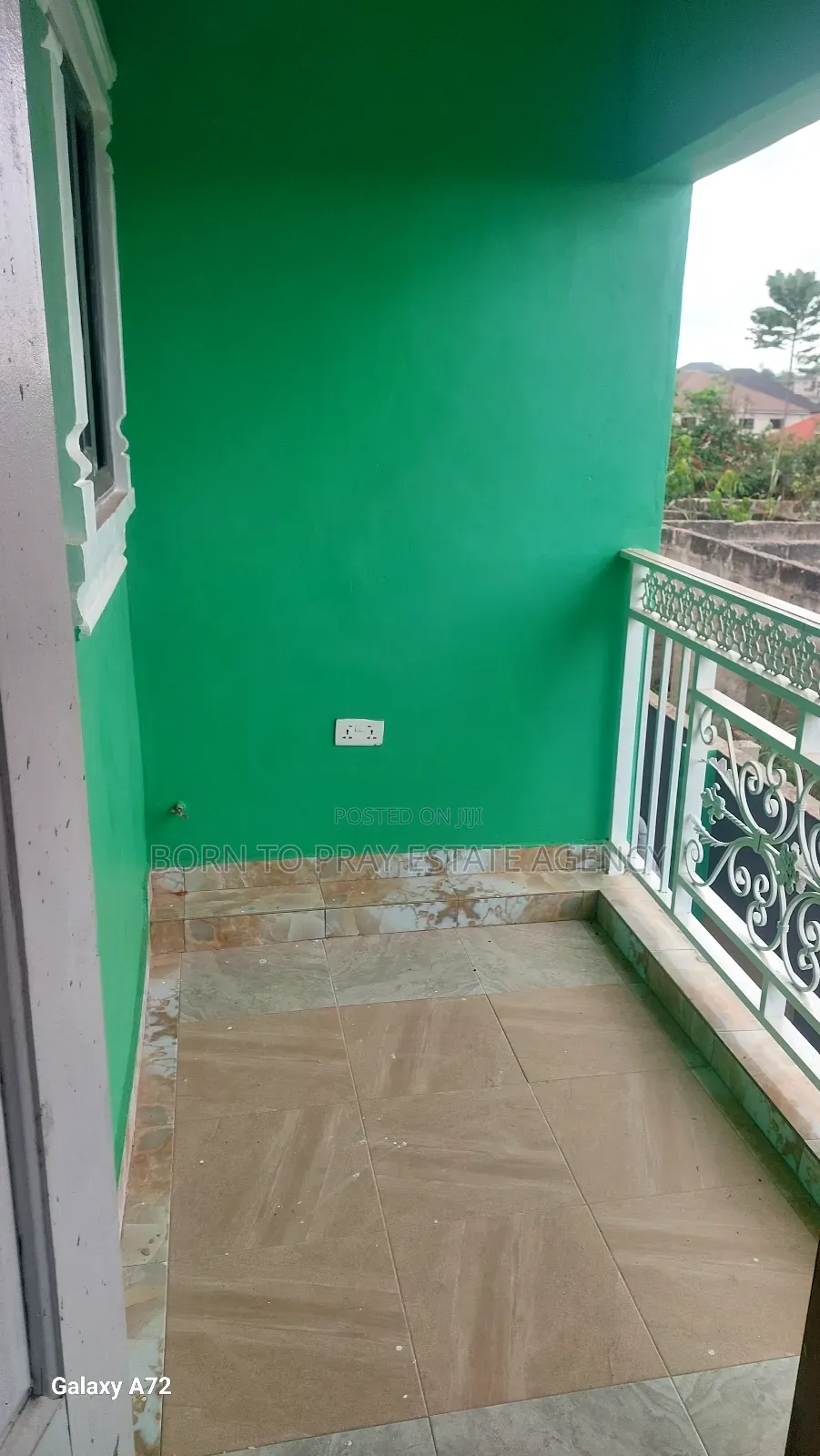 11bdrm House in Born To Pray Estate, Ejisu-Juaben Municipal for sale