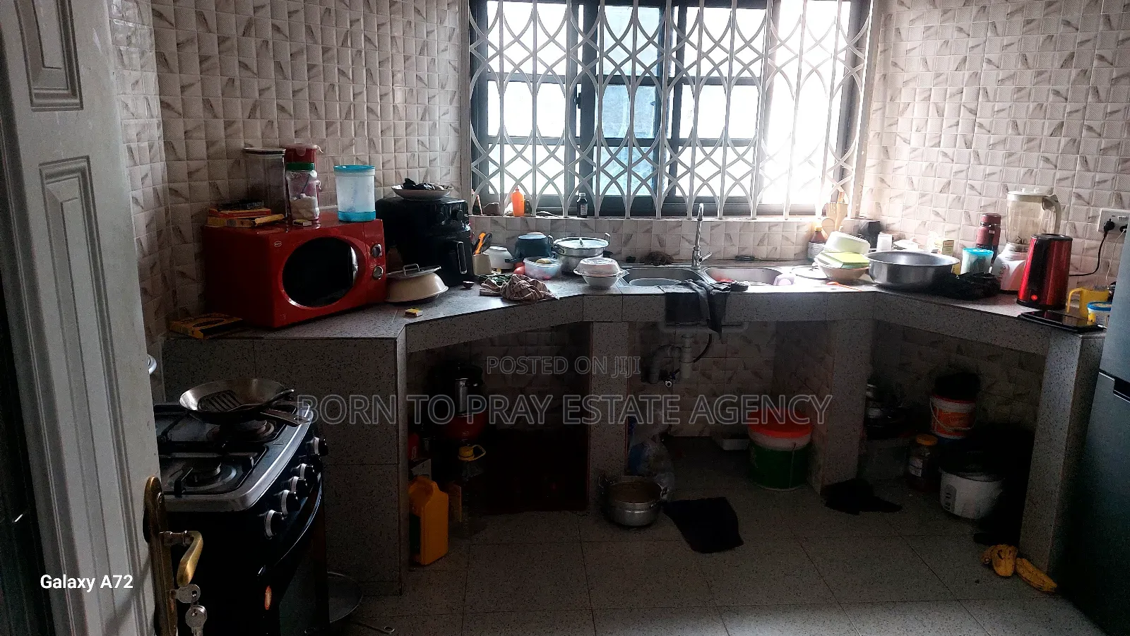 11bdrm House in Born To Pray Estate, Ejisu-Juaben Municipal for sale