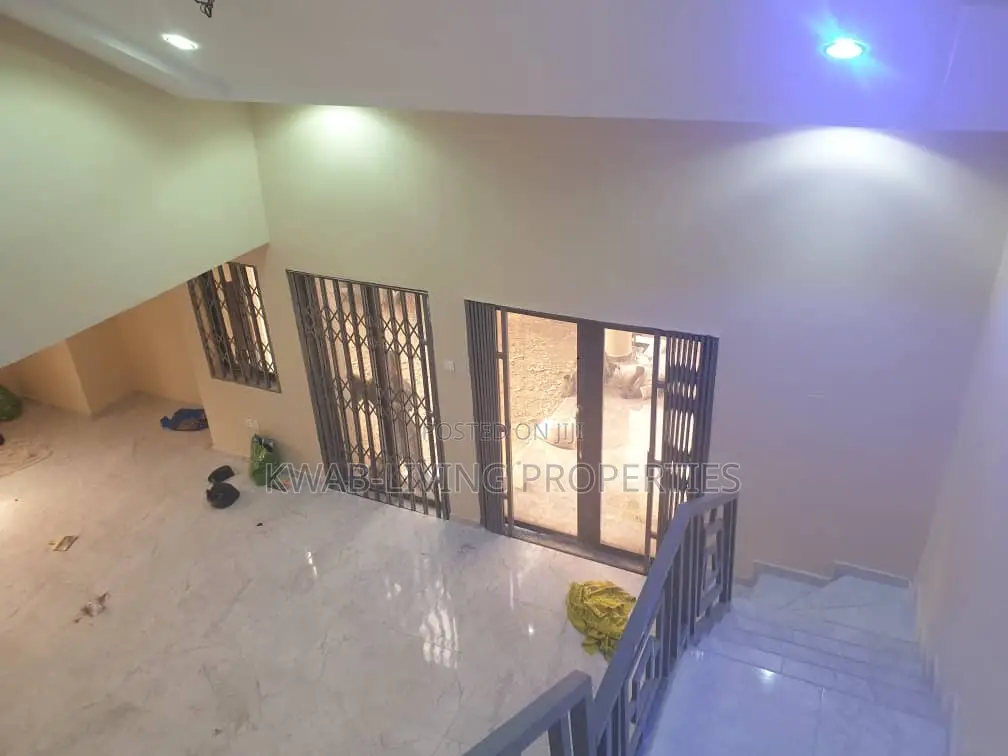 4bdrm Apartment in Ashomang Estate for rent
